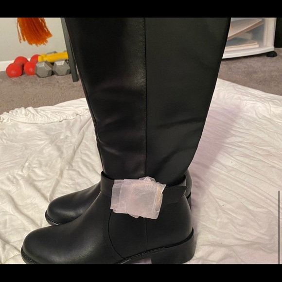 Sold on daughters closet - Picture 3 of 4